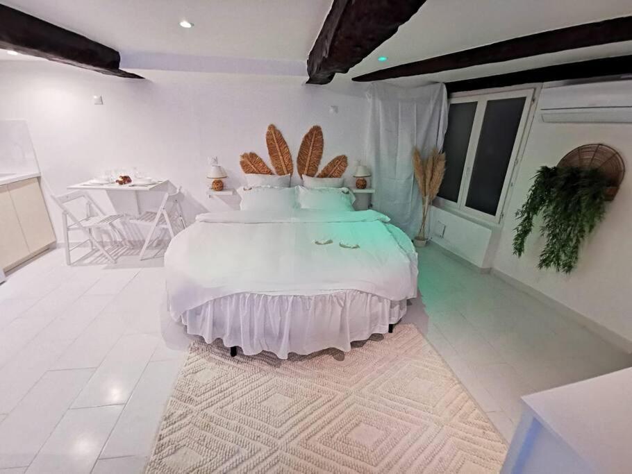Equipe Avec Lit Rond / Baignoire Ilot / Table Massage Aux Arcs Apartment *