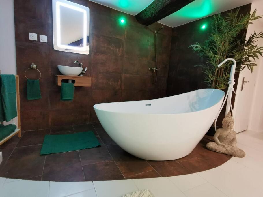 Equipe Avec Lit Rond / Baignoire Ilot / Table Massage Aux Arcs Apartment Les Arcs-sur-Argens