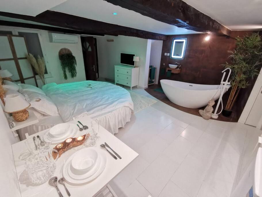 Equipe Avec Lit Rond / Baignoire Ilot / Table Massage Aux Arcs Les Arcs-sur-Argens
